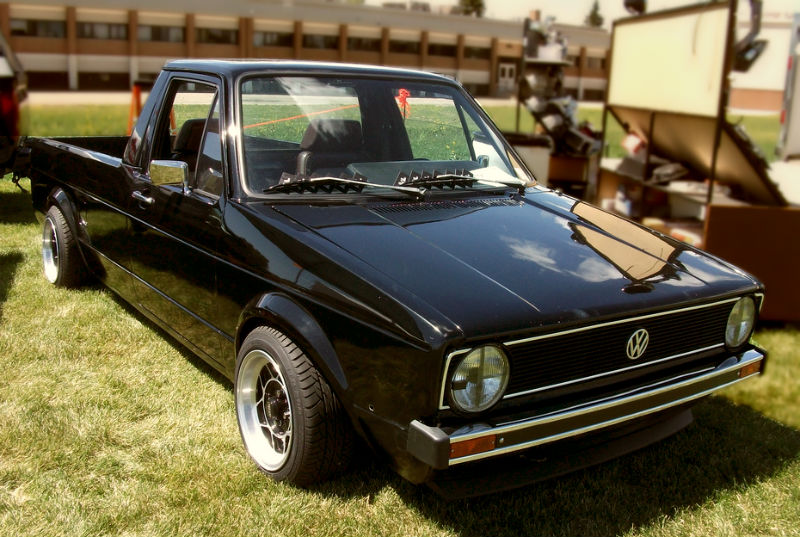 VW-Caddy-Musta-Lava-auto